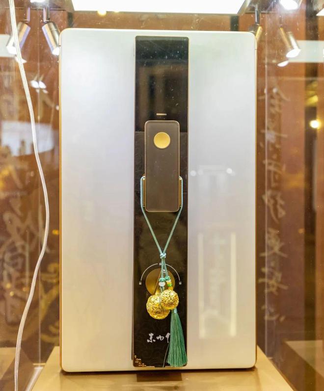 国礼大师朱炳仁推出联名款AI智能锁九游会j9入口登录新版萤石携手铜雕
