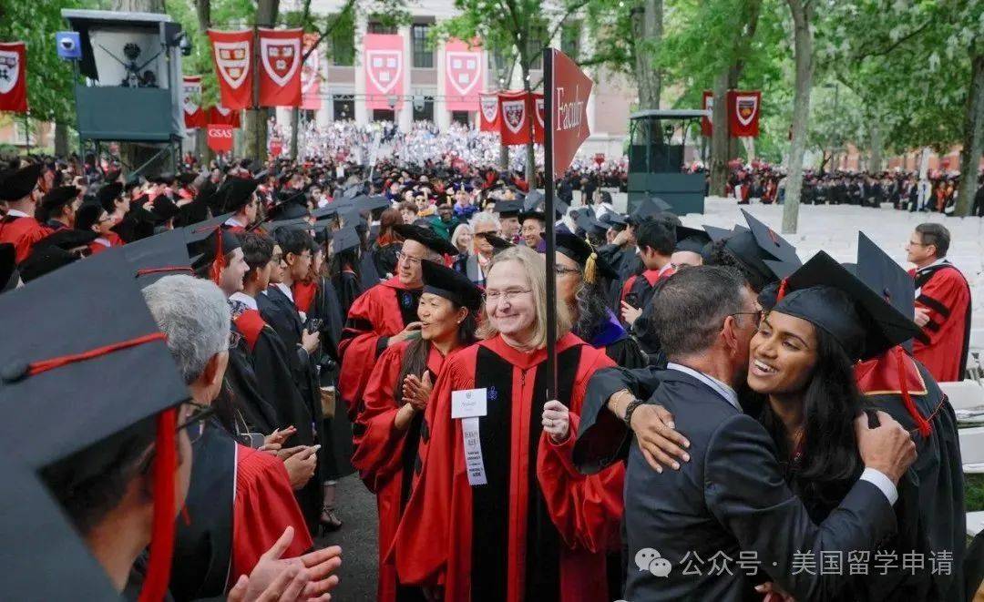 业演讲的中国女生蒋雨融来自青岛英高毕业本科就读于杜克j9九游会俱乐部登录入口震撼全场！史上首位在哈佛毕(图4)