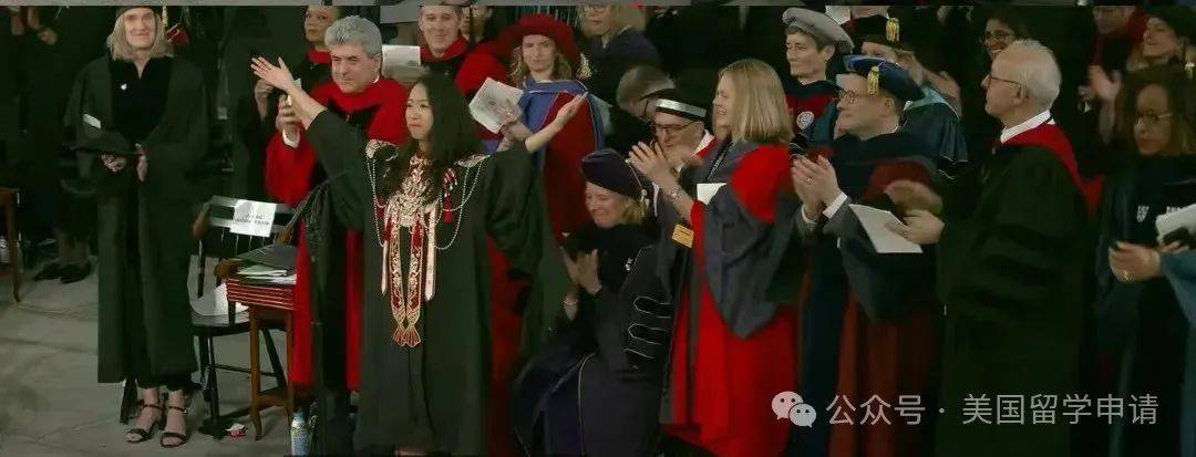 业演讲的中国女生蒋雨融来自青岛英高毕业本科就读于杜克j9九游会俱乐部登录入口震撼全场！史上首位在哈佛毕(图5)