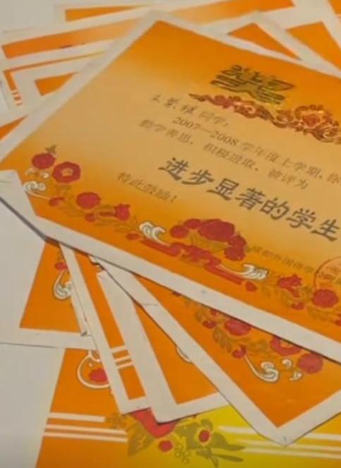 亲见遗体头上插着刀凶手家属抱怨引众怒j9九游会网站入口女孩被害现场惨烈母(图6)